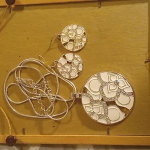 Contemporary round flower pendant with earings